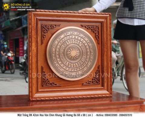 Tranh mặt trống đồng hoa văn chìm khung gỗ hương đá