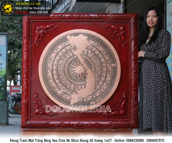 Tranh mặt trống đồng hoa văn chìm đường kính 90cm khung gỗ hương 1m27