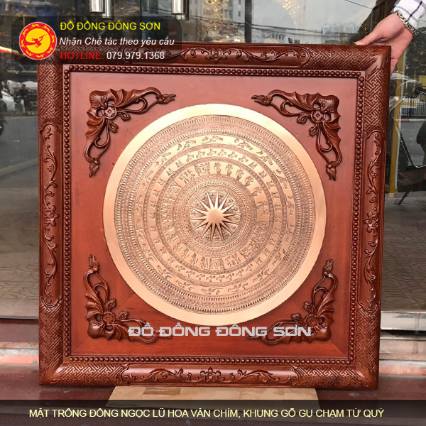 Tranh mặt trống hoa văn chìm đường kính 50cm Khung gỗ gụ