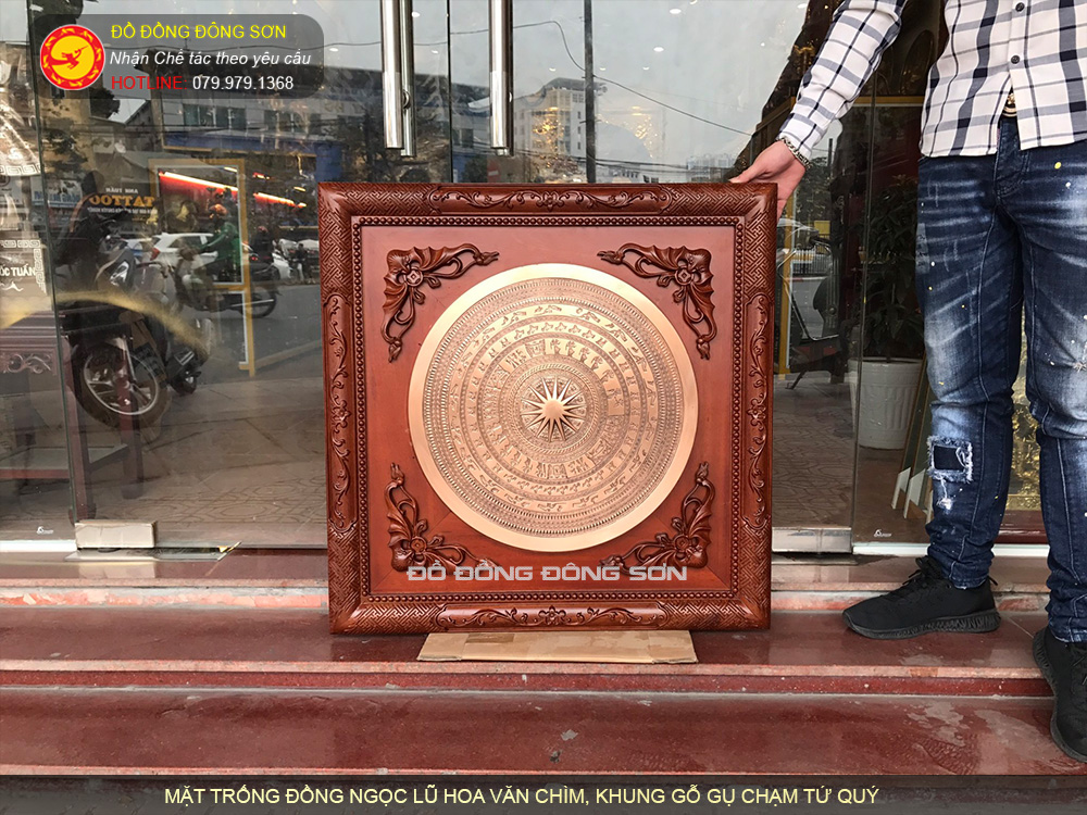 Tranh mặt trống hoa văn chìm đường kính 50cm Khung gỗ gụ