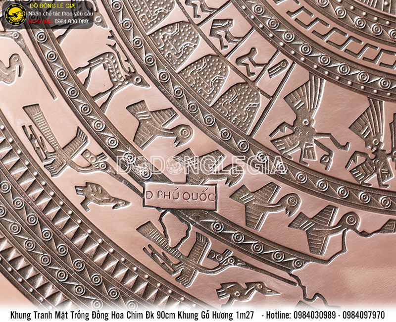 Tranh mặt trống đồng hoa văn chìm đường kính 90cm khung gỗ hương 1m27