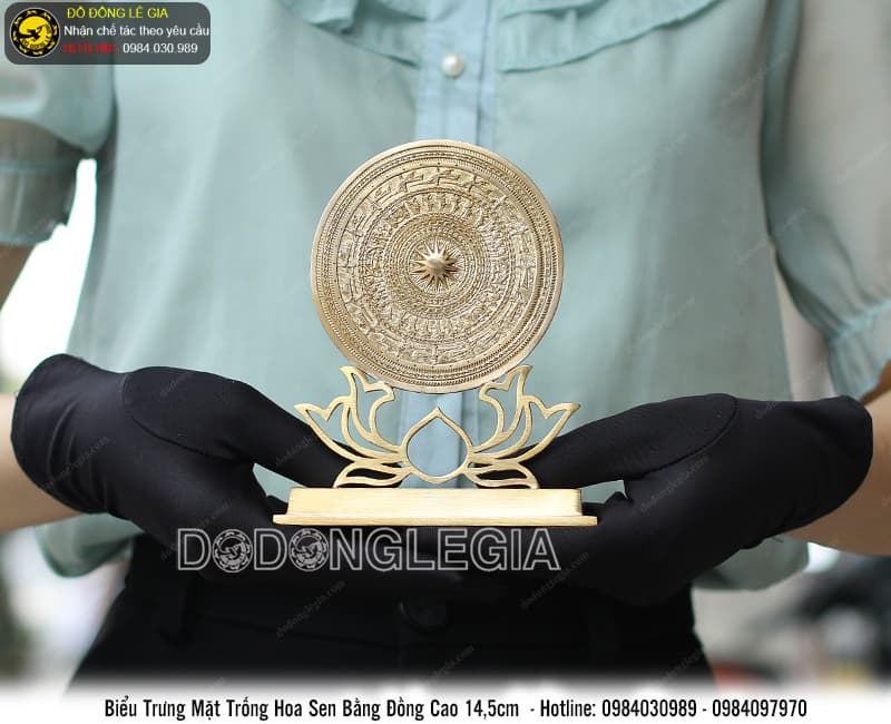 Biểu trưng Mặt Trống Hoa Sen để bàn cao 14,5cm