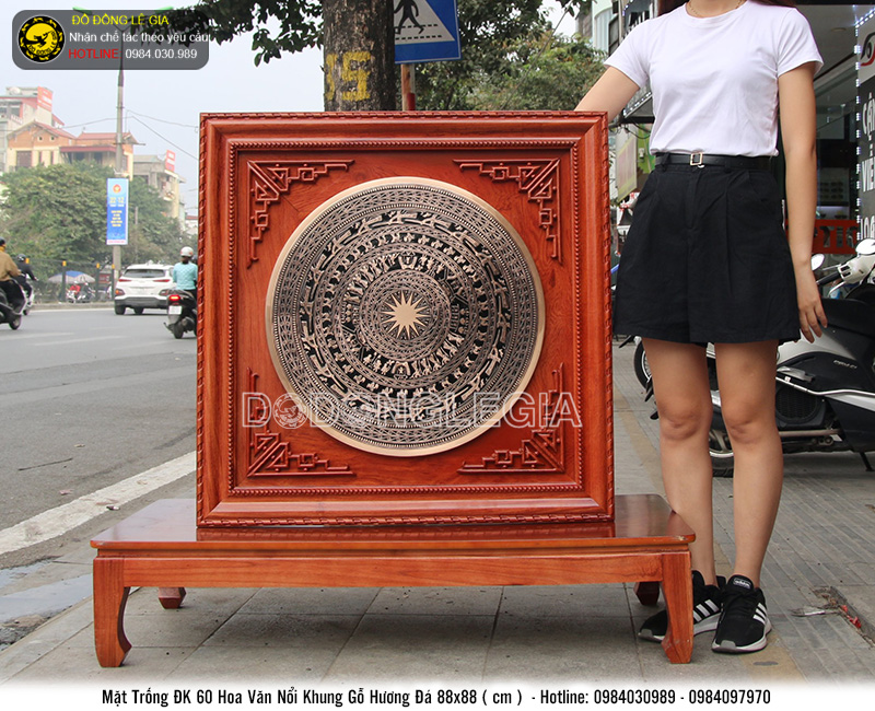 Tranh mặt trống hoa văn nổi khung hương đá 88cmx88cm
