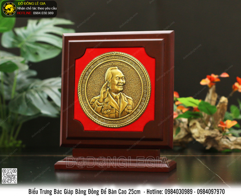 Biểu Trưng Tranh Bác Giáp Để Bàn Bằng Đồng Cao 25cm