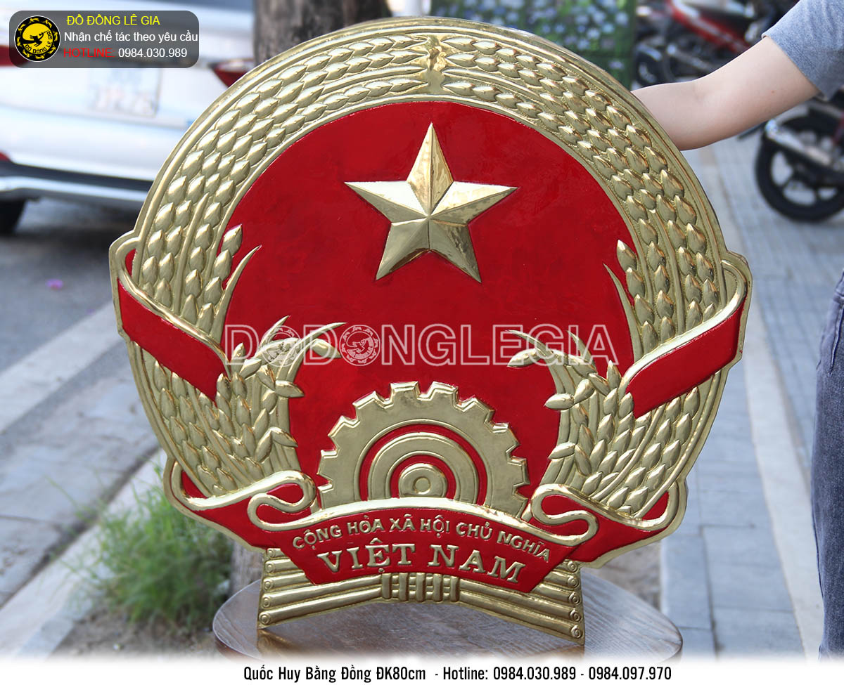 Quốc Huy bằng đồng nền đỏ