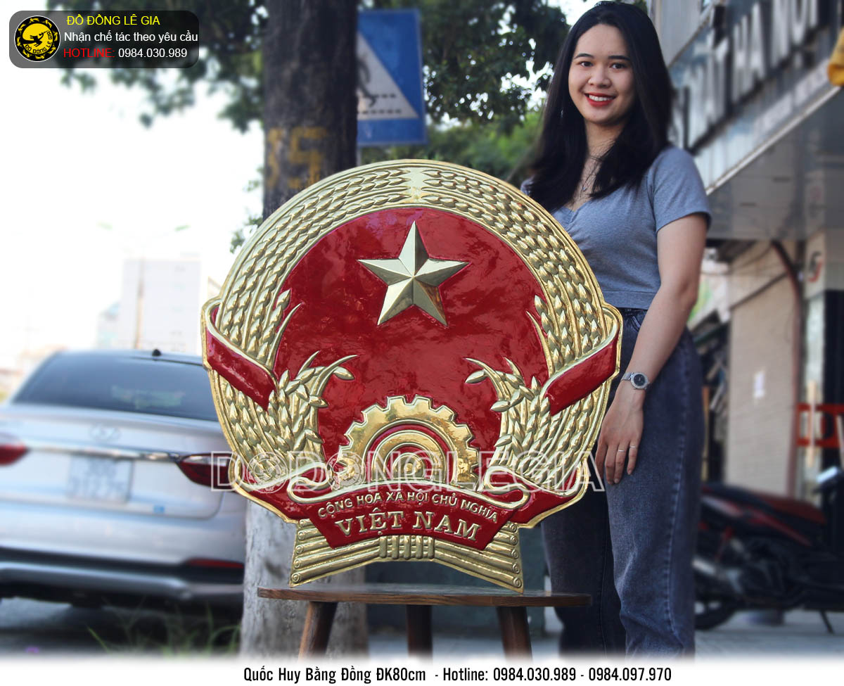 Quốc Huy bằng đồng nền đỏ