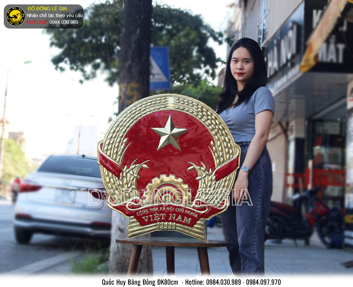 Quốc Huy bằng đồng nền đỏ