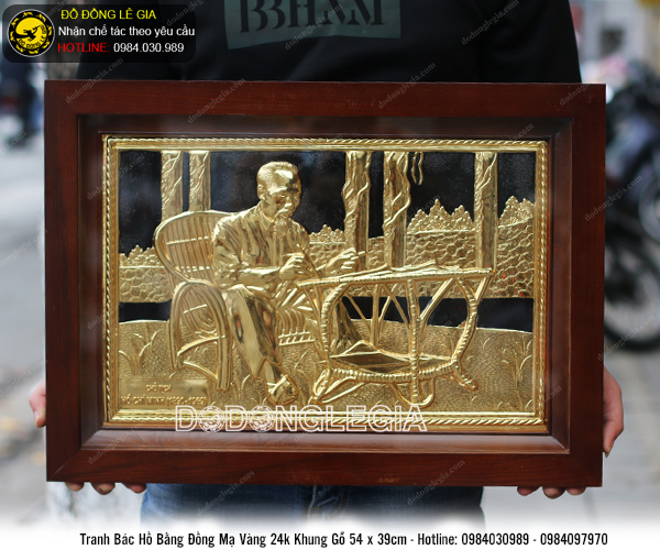 Tranh Bác Hồ ngồi ghế mây mạ vàng