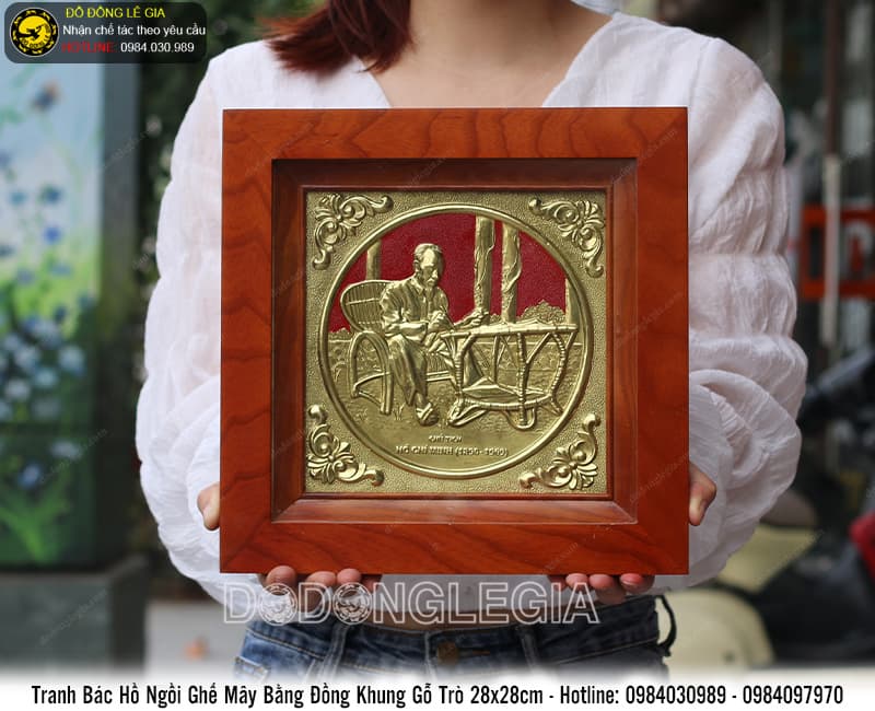 Tranh Bác Hồ ngồi ghế mây bằng đồng khung gỗ trò 28 x 28cm