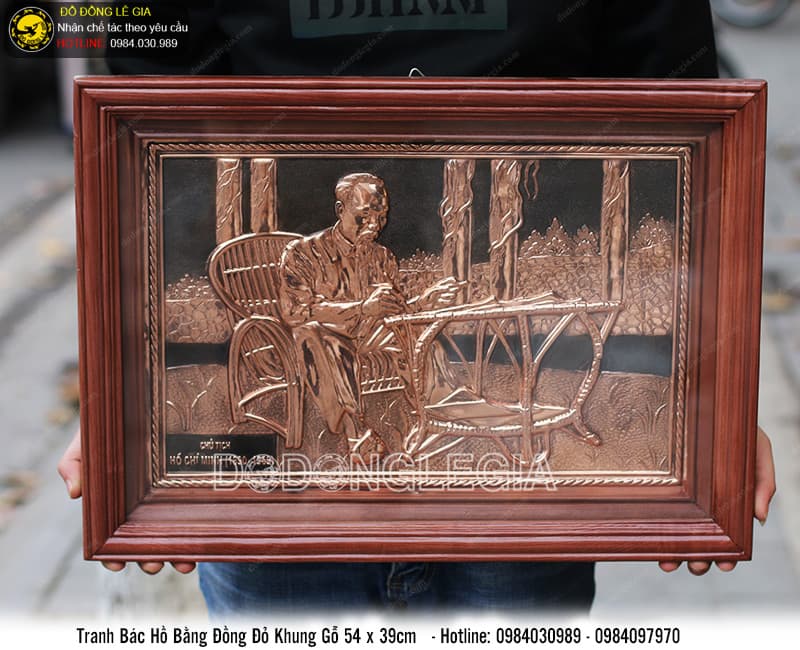 Tranh Bác Hồ ngồi ghế mây bằng đồng đỏ