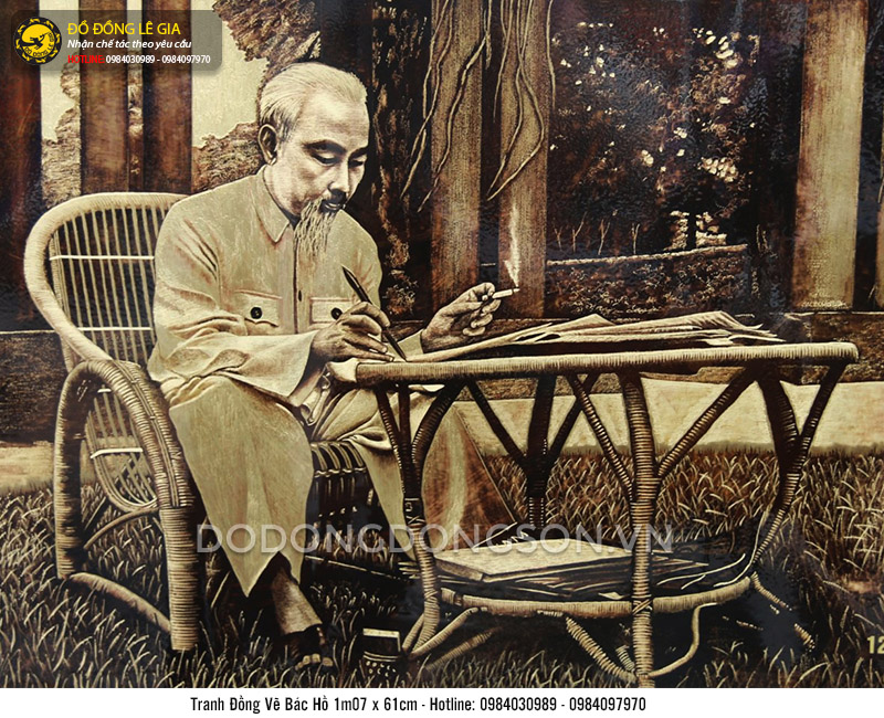 Tranh đồng Bác Hồ ngồi làm việc trong Phủ Chủ tịch