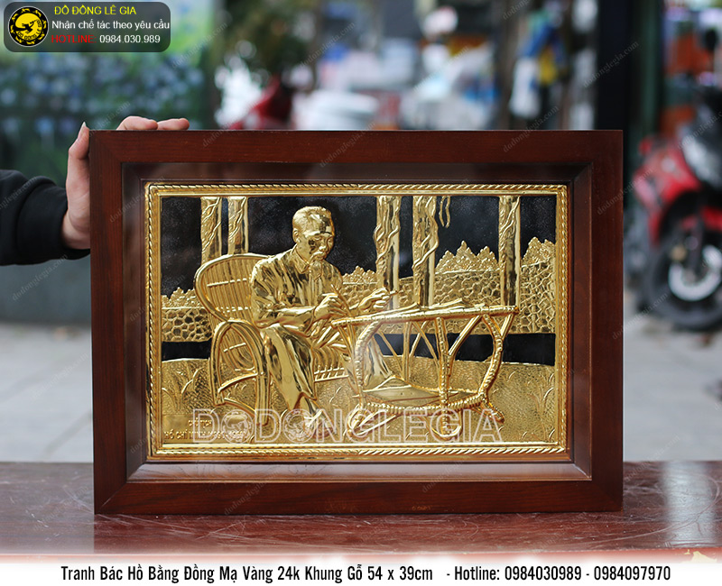 Tranh Bác Hồ ngồi ghế mây mạ vàng
