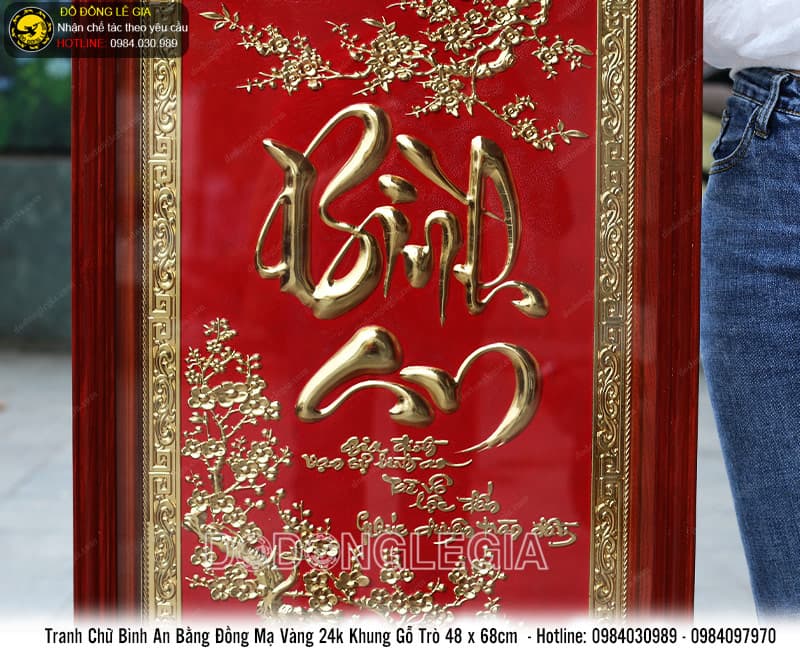 Tranh chữ Bình An bằng đồng mạ vàng 24k khung gỗ trò nền đỏ 48 x 68cm