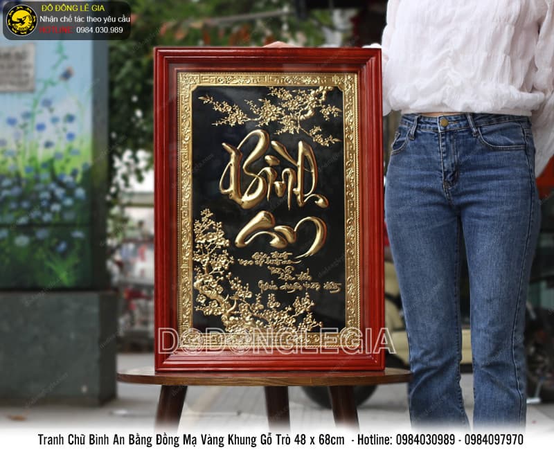 Tranh chữ Bình An bằng đồng mạ vàng 24k khung gỗ trò 48 x 68cm nền đen