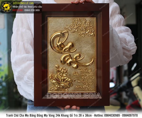 Tranh chữ Cha Mẹ bằng đồng mạ vàng 24k khung gỗ trò 28 x 38cm