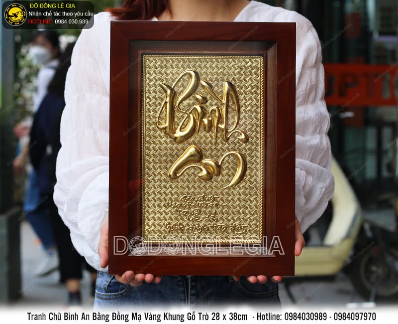 Tranh chữ Bình An bằng đồng mạ vàng 24k khung gỗ trò 28 x 38cm