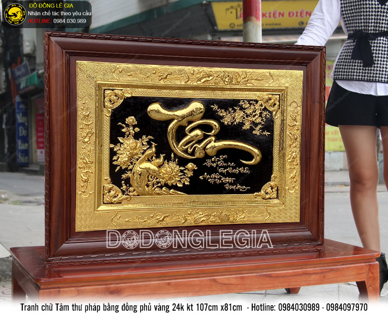 Tranh chữ Tâm thư pháp bằng đồng phủ vàng 24k kích thước 107cmx81cm