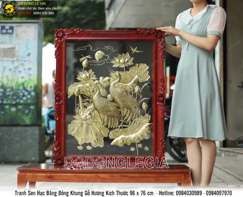 Tranh Sen Hạc bằng đồng khung gỗ hương KT 96x76cm