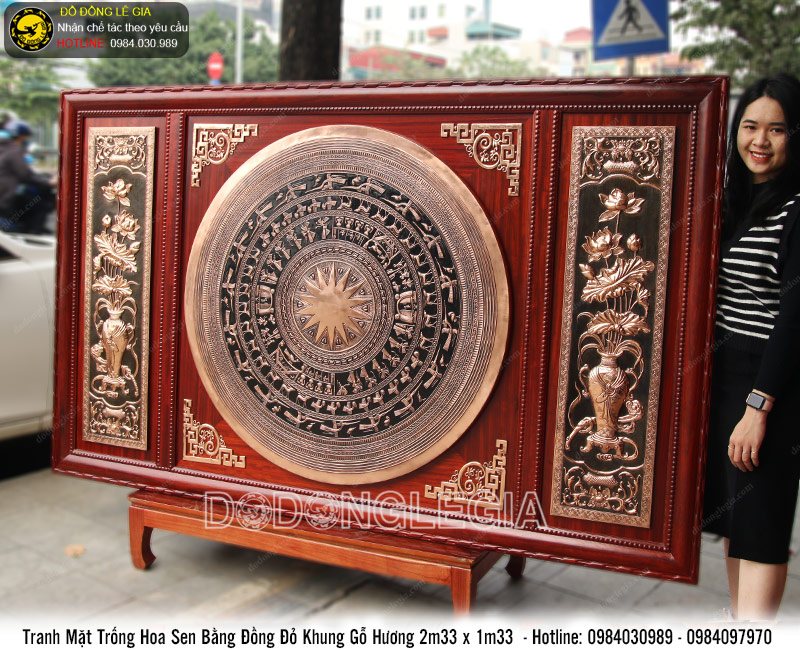 Tranh mặt trống đồng hoa sen khung gỗ hương KT 2m33x1m33