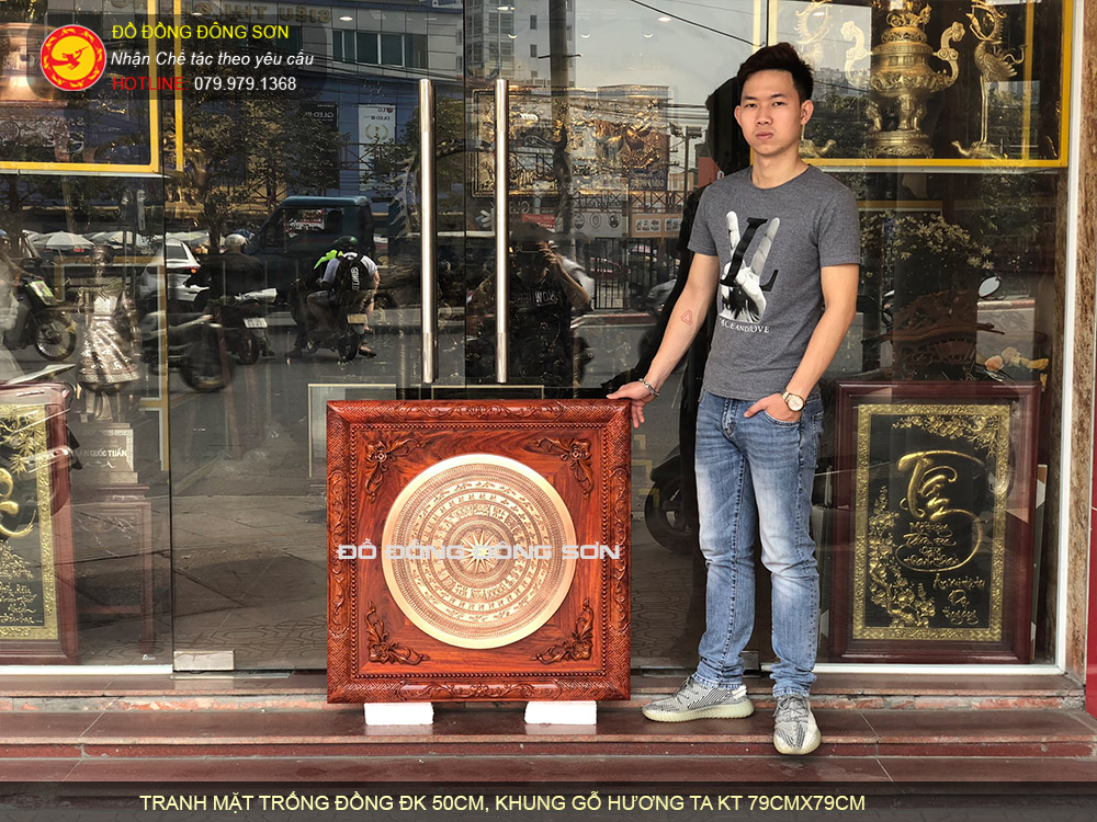 Tranh mặt trống hoa văn chìm, Khung gỗ hương ta