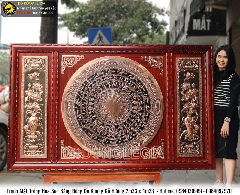 Tranh mặt trống đồng hoa sen khung gỗ hương KT 2m33x1m33