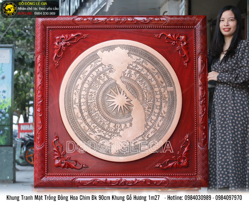 Tranh mặt trống đồng hoa văn chìm đường kính 90cm khung gỗ hương 1m27
