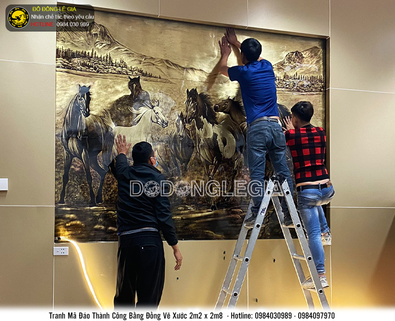 Lắp đặt tranh Mã đáo thành công vẽ xước khổ lớn