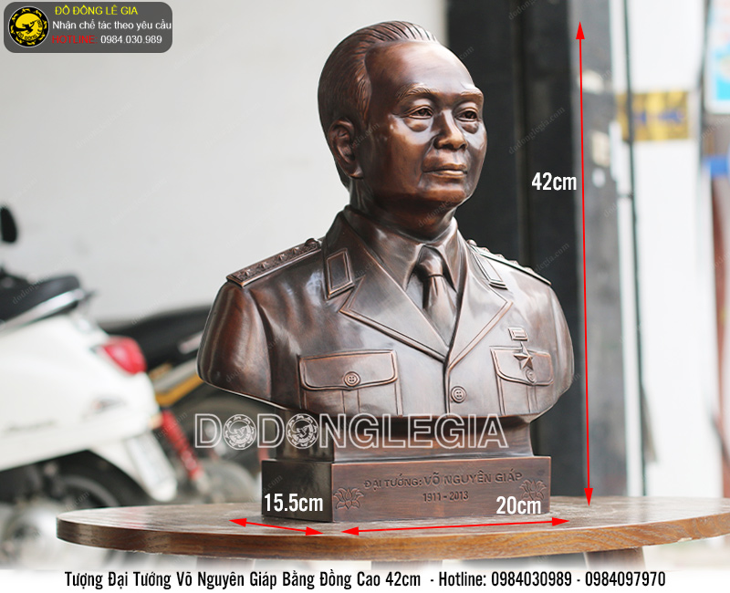 Tượng đại tướng Võ Nguyên Giáp bằng đồng hạ màu xi cao 42cm 
