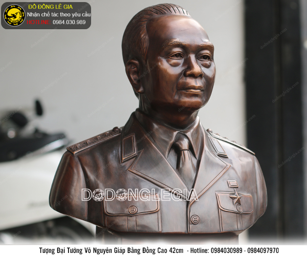 Tượng đại tướng Võ Nguyên Giáp bằng đồng hạ màu xi cao 42cm 
