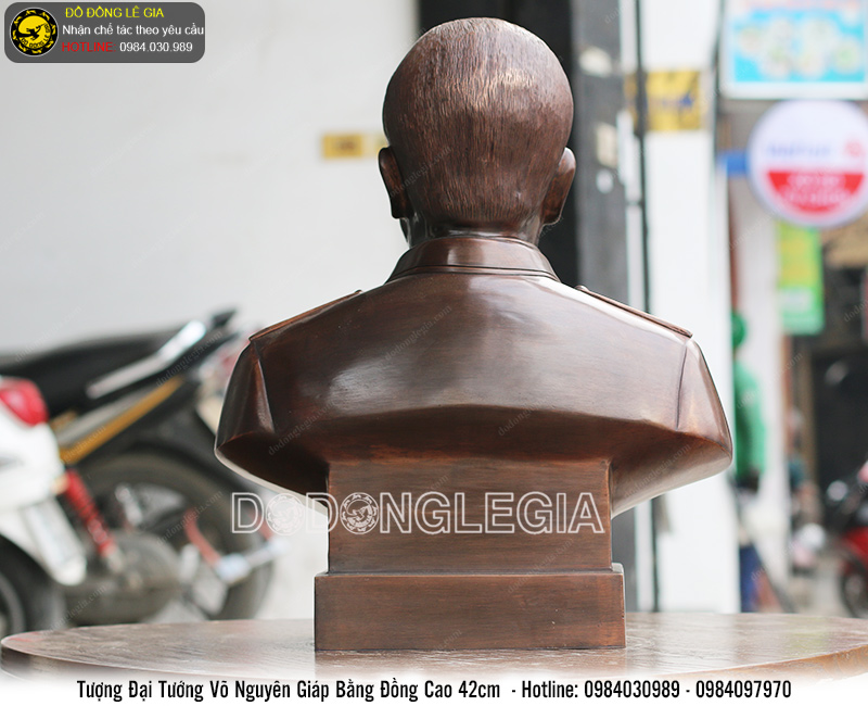 Tượng đại tướng Võ Nguyên Giáp bằng đồng hạ màu xi cao 42cm 