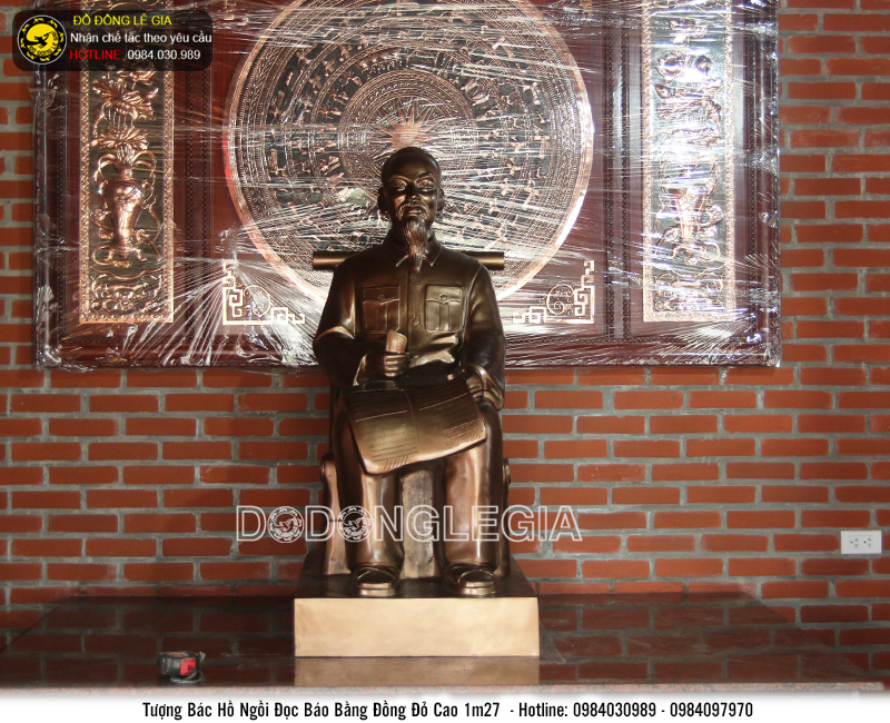 Tượng Bác Hồ ngồi đọc báo cao 1m27