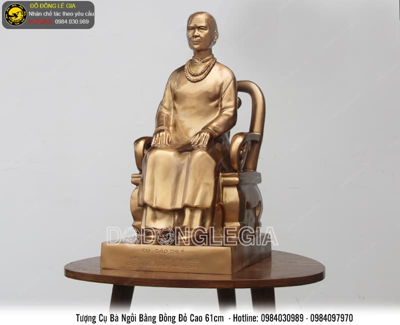 Tượng cụ bà ngồi bằng đồng đỏ cao 61cm