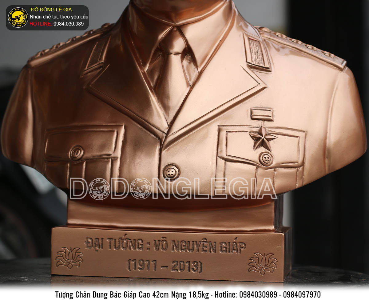 Tượng Đại tướng Võ Nguyên Giáp bằng đồng đỏ cao 42cm