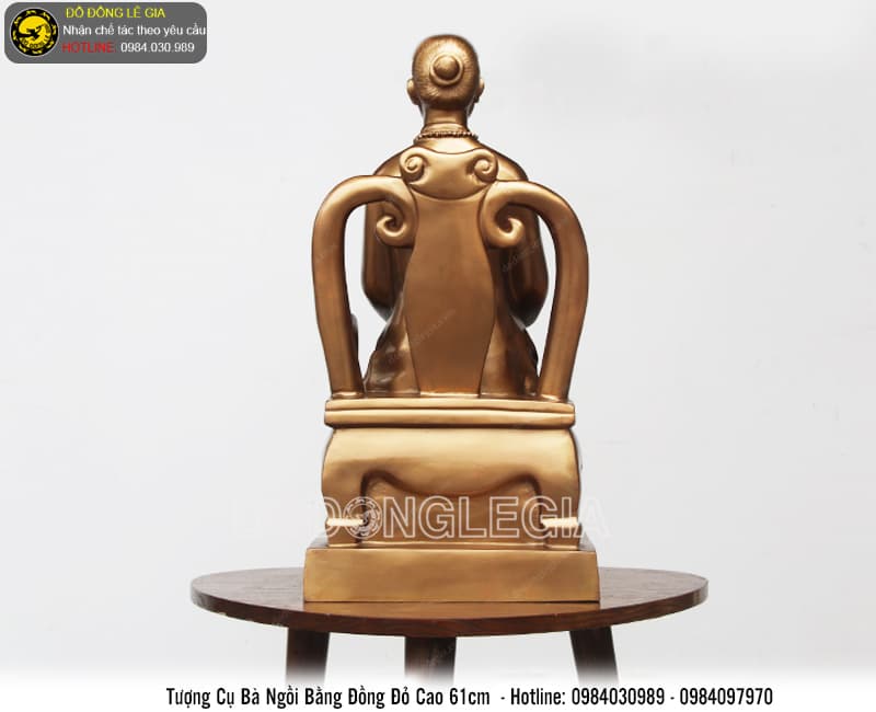 Tượng cụ bà ngồi bằng đồng đỏ cao 61cm