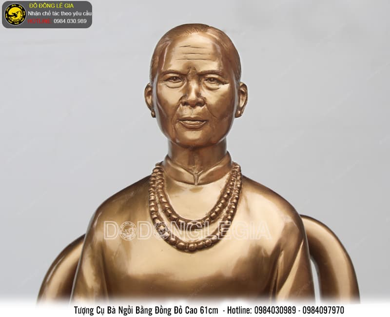 Tượng cụ bà ngồi bằng đồng đỏ cao 61cm