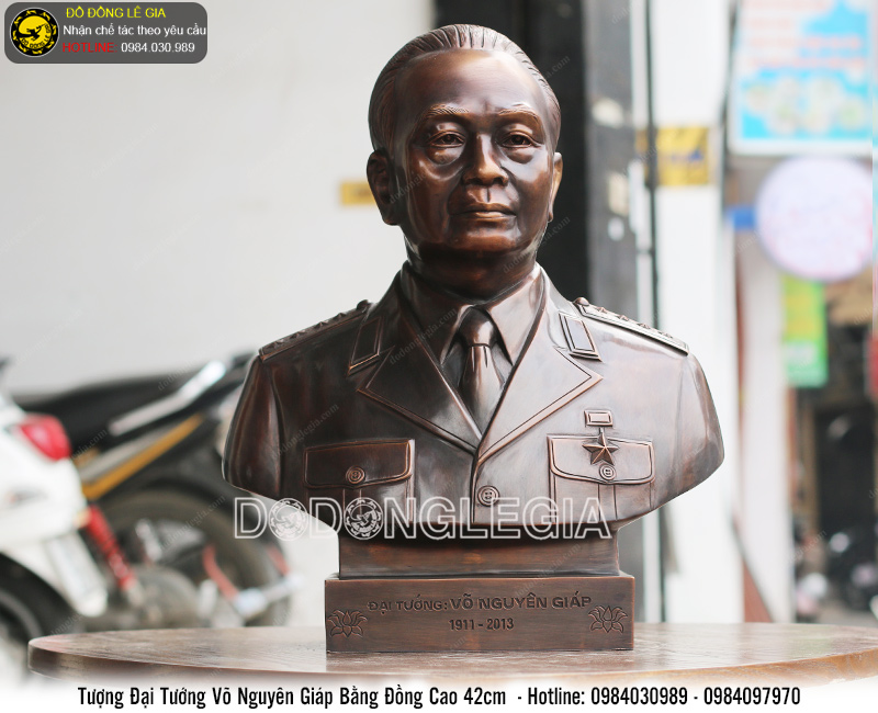 Tượng đại tướng Võ Nguyên Giáp bằng đồng hạ màu xi cao 42cm 
