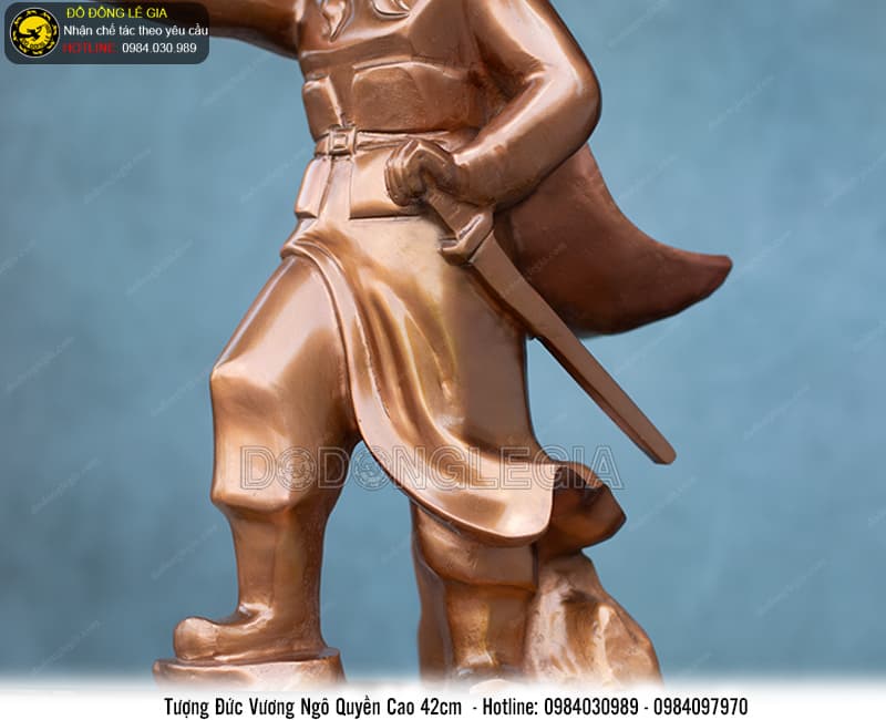 Tượng Đức Vương Ngô Quyền bằng đồng đỏ cao 42cm nặng 11kg