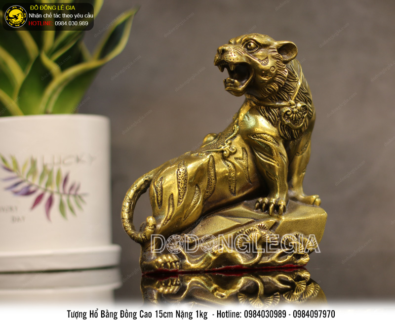 Tượng hổ đứng cây tùng bằng đồng cao 15cm