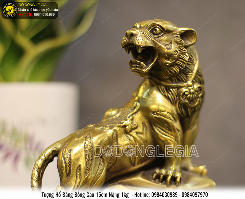 Tượng hổ đứng cây tùng bằng đồng cao 15cm