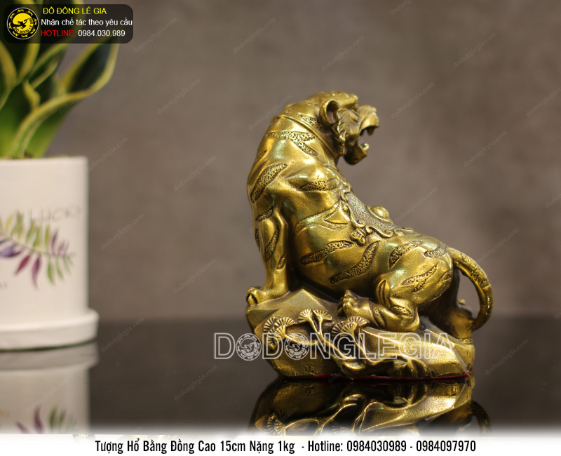 Tượng hổ đứng cây tùng bằng đồng cao 15cm