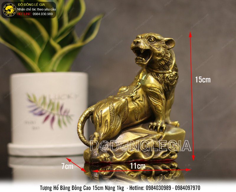 Tượng hổ đứng cây tùng bằng đồng cao 15cm