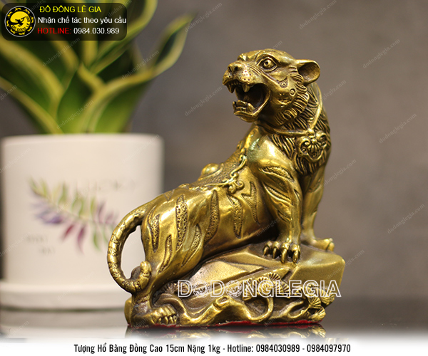 Tượng hổ đứng cây tùng bằng đồng cao 15cm