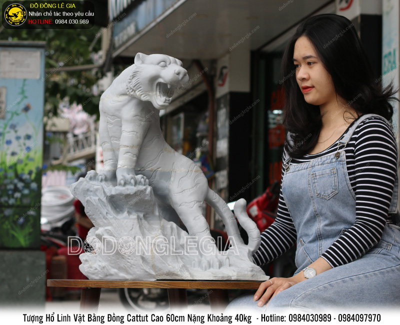 Tượng hổ đứng núi đá bằng đồng cattut cao 60cm