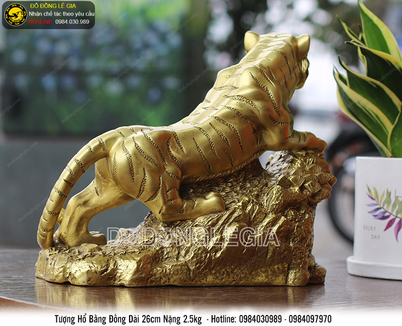 Tượng hổ đứng cây tùng bằng đồng cao 22cm 