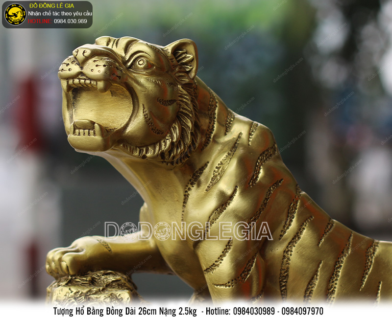 Tượng hổ đứng cây tùng bằng đồng cao 22cm 