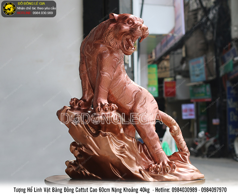 Tượng hổ đứng núi đá bằng đồng cattut cao 60cm