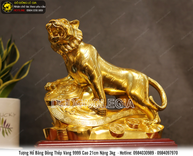 Tượng hổ cưỡi gậy như ý bằng đồng thếp vàng 9999