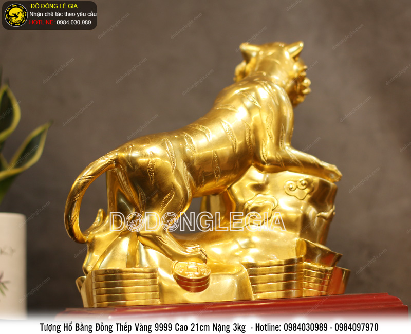 Tượng hổ cưỡi gậy như ý bằng đồng thếp vàng 9999