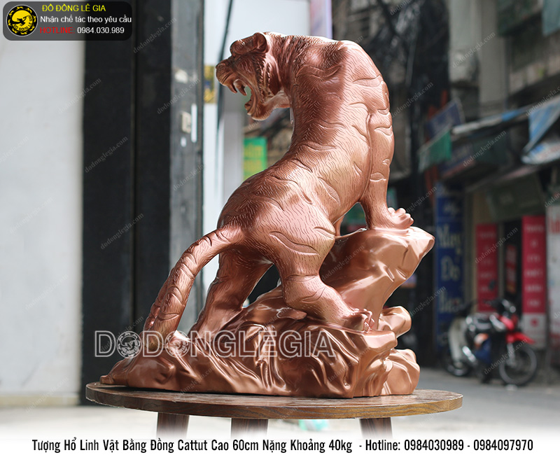 Tượng hổ đứng núi đá bằng đồng cattut cao 60cm