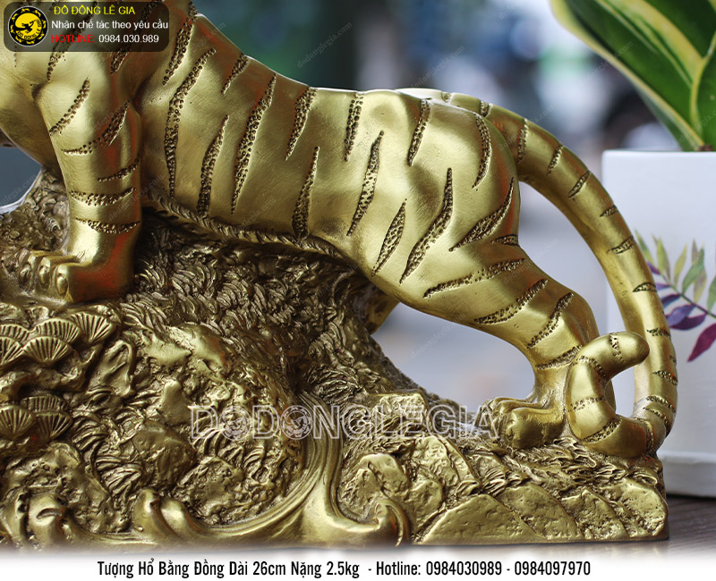 Tượng hổ đứng cây tùng bằng đồng cao 22cm 